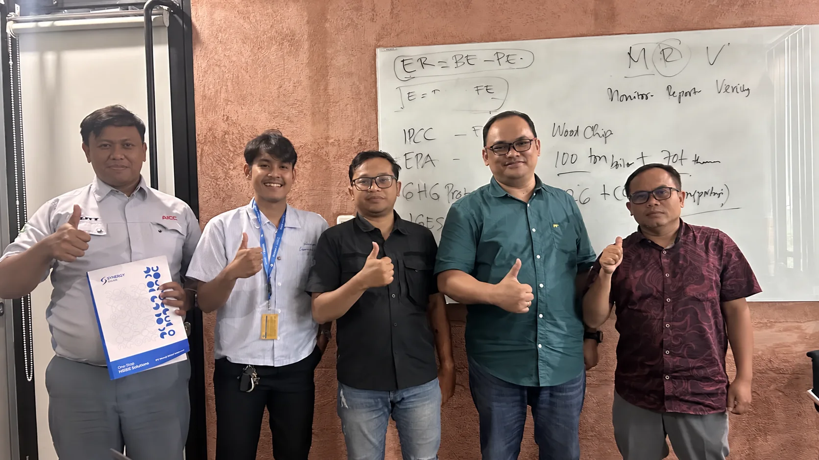 Dokumentasi peserta seusai sesi pelatihan perhitungan karbon dan emisi GRK