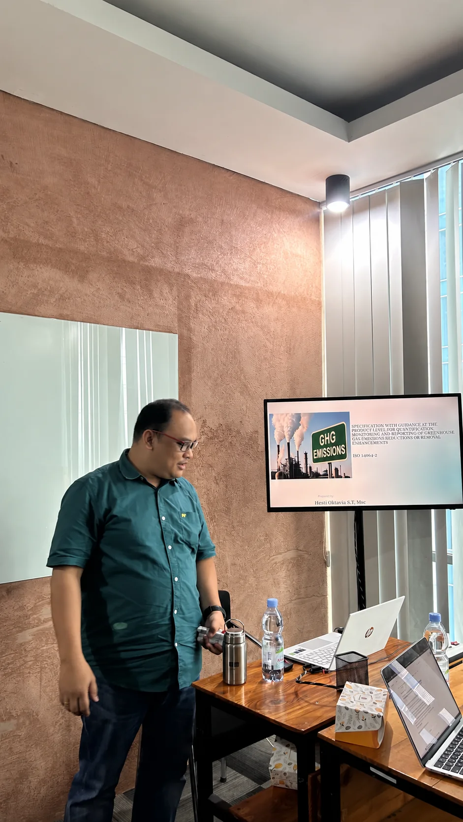 Pemateri membahas emisi GRK dan ISO 14064 dalam pelatihan perhitungan karbon